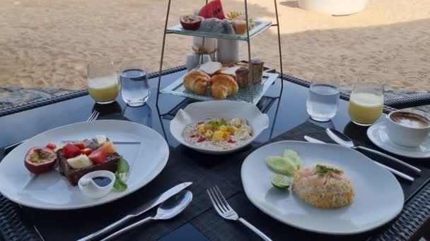 Tayland Kumsalda Kahvaltı Yemek Tropik Deniz Manzaralı Lüks Bir Kahvaltı — Stok video
