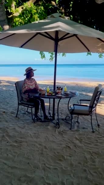 Reggeli Strandon Thaiföldön Egy Luxus Reggelizőasztal Étellel Gyönyörű Trópusi Kilátás — Stock videók