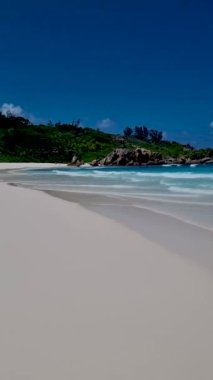 Anse Cocos La Digue Seyşeller, mavi okyanuslu tropikal beyaz plaj. Güzel tropikal plaj