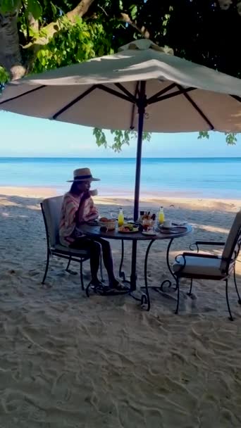 Śniadanie Plaży Tajlandii Luksusowy Stół Śniadaniowy Jedzeniem Pięknym Tropikalnym Tle — Wideo stockowe