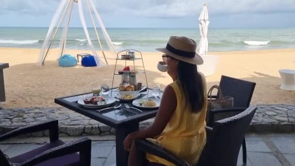 Завтрак Пляже Таиланде Роскошный Завтрак Едой Прекрасным Видом Море Азиатка — стоковое видео