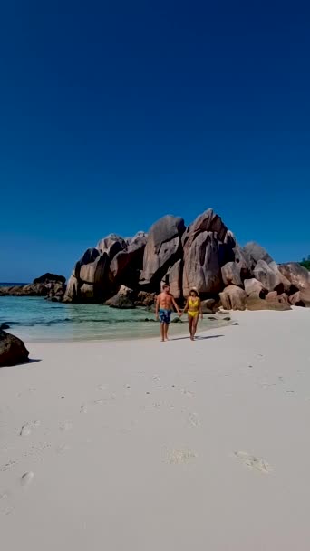 Anse Cocos Digue Seychellen Ein Junges Paar Einem Tropischen Strand — Stockvideo