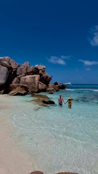 Anse Cocos Digue Seychelles Jovem Casal Homens Mulheres Uma Praia — Vídeo de Stock