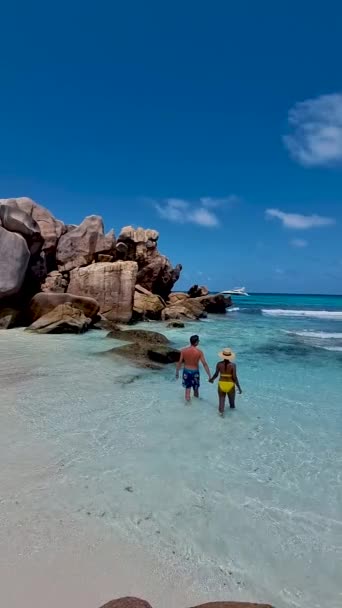 Anse Cocos Digue Seychelles Young Couple Men Women Tropical Beach — Video