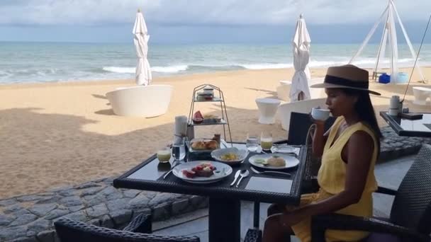 Reggeli Strandon Thaiföldön Egy Luxus Reggelizőasztal Étellel Gyönyörű Trópusi Kilátás — Stock videók