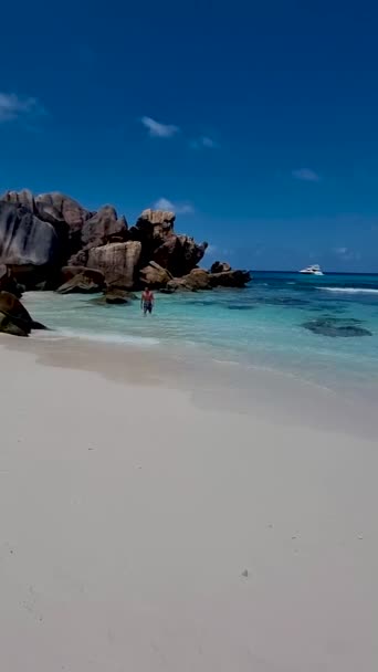 Anse Source Dargent Digue Seychelles Jovem Uma Praia Tropical Durante — Vídeo de Stock