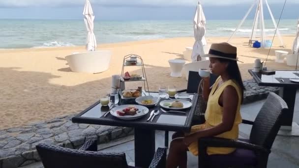 Сніданок Пляжі Таїланді Сніданковий Стіл Люксі Їжею Красивим Тропічним Морем — стокове відео