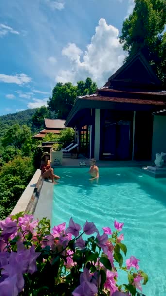 Couple Men Women Luxury Vacation Pool Villa Men Women Swimming — Stockvideo