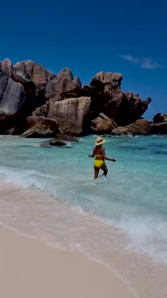 Anse Source Dargent Digue Seychelles Молода Жінка Тропічному Пляжі Під — стокове відео