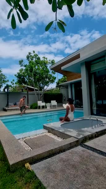 Pareja Hombres Mujeres Unas Vacaciones Lujo Una Villa Con Piscina — Vídeo de stock