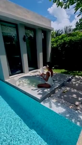 Asyalı Kadınlar Lüks Bir Havuz Evinde Tatil Yapıyorlar Tatilde Havuzda — Stok video