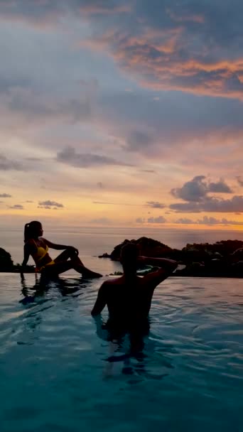 Couple Men Women Luxury Vacation Pool Villa Men Women Swimming — Stockvideo