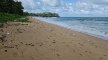 Phuket Tayland sahilinde plastik atık, muson mevsimi okyanus atıkları geri geliyor. Plastik şişeler ve sahildeki diğer atıklar.