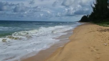 Phuket Tayland sahilinde plastik atık, muson mevsimi okyanus atıkları geri geliyor. Plastik şişeler ve sahildeki diğer atıklar.