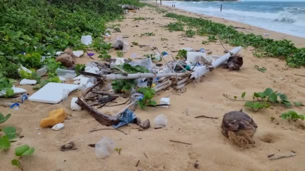 Plastic Afval Het Strand Van Phuket Thailand Moesson Seizoen Afval — Stockvideo
