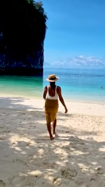 Koh Hong Island Krabi Thaiföld Nők Strandon Koh Hong Egy — Stock videók