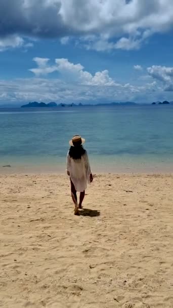 Koh Hong Island Krabi Thaiföld Nők Strandon Koh Hong Egy — Stock videók