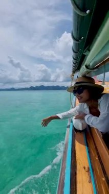 Krabi Tayland 'daki lüks uzun kuyruklu tekne, Koh Hong Adası gezisi Krabi Tayland' daki 4 numaralı tropik ada gezisi. Uzun kuyruklu Koh Hong Krabi Asyalı kadın.