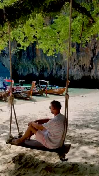 Koh Hong Island Krabi Thailand Mannen Het Strand Van Koh — Stockvideo