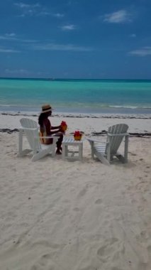 Cote DOr Sahili, Praslin Seyşeller, Seyşeller 'de lüks bir tatil sırasında tropikal plaj. Sahilde salıncakta sallanan Asyalı kadın.