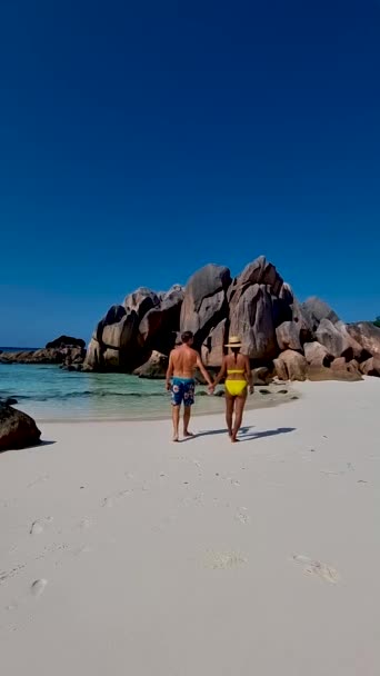 Anse Cocos Digue Seychelles Young Couple Men Woman Tropical Beach — Vídeo de Stock