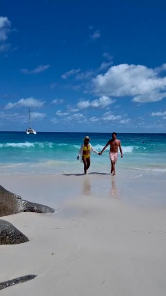 Anse Georgette Praslin Seychelles Young Couple Men Woman Tropical Beach — Stockvideo