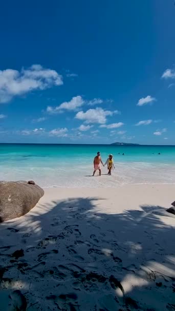 Anse Georgette Praslin Seychelles Young Couple Men Woman Tropical Beach — Stockvideo