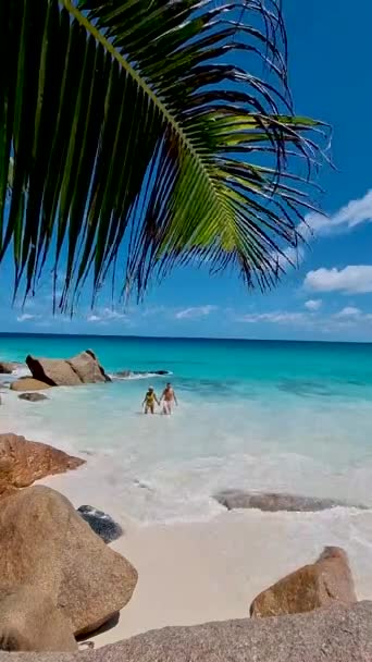 Anse Georgette Praslin Seychelles Young Couple Men Woman Tropical Beach — 图库视频影像