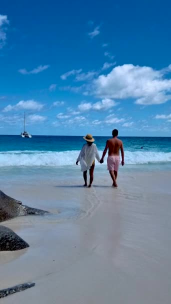 Anse Georgette Praslin Seychelles Young Couple Men Woman Tropical Beach — Stockvideo