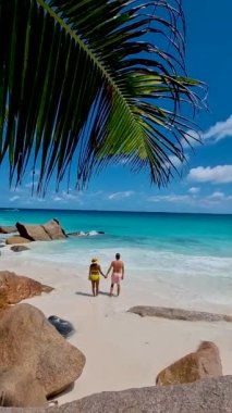 Anse Georgette Praslin Seyşeller, Seyşeller 'de lüks bir tatil sırasında tropik bir plajda yaşayan genç bir çift. - Evet. Anse Georgette plajı