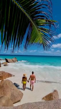 Anse Georgette Praslin Seyşeller, Seyşeller 'de lüks bir tatil sırasında tropik bir plajda yaşayan genç bir çift. - Evet. Anse Georgette plajı