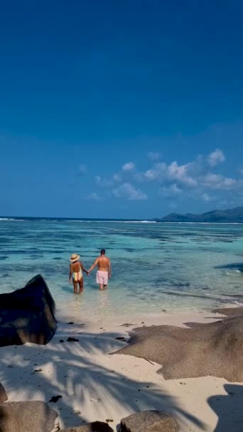 Anse Source Dargent Digue Seychelles Young Couple Men Women Tropical — Vídeo de Stock
