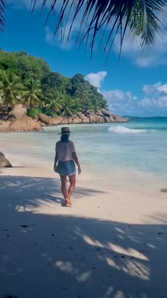 Anse Source Dargent Digue Seychelles Uma Jovem Mulher Uma Praia — Vídeo de Stock