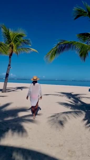 Palmeras Tropicales Playa Arena Blanca Azul Océano Camas Playa Sombrillas — Vídeo de stock