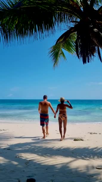 Anse Source Dargent Digueセイシェル セーシェルでの豪華な休暇中に熱帯のビーチで男女の若いカップル トロピカルビーチ Anse Source Dargent Digue — ストック動画