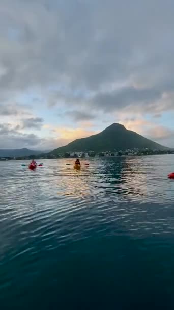 Mauritius Semester Par Man Och Kvinna Kajak Bleu Hav Mauritius — Stockvideo