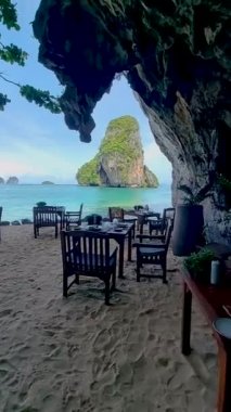 Railay Plajı Krabi Tayland, Tayland 'da Railay Krabi' nin tropikal plajı, Tayland 'ın huzurlu Railay Sahili manzaralı devasa kireçtaşı kayalıklı Grotto Railay plajı 