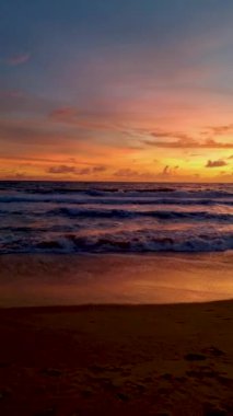 Koh Lanta Krabi Tayland 'da sahilde Kantiang Körfezi' nde günbatımı. Koh Lanta sahilinde güzel bir gün batımı.