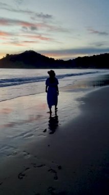 Koh Lanta Krabi Tayland 'da sahilde Kantiang Körfezi' nde günbatımı. Koh Lanta sahilinde güzel bir gün batımı.