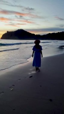 Koh Lanta Krabi Tayland 'da sahilde Kantiang Körfezi' nde günbatımı. Koh Lanta sahilinde güzel bir gün batımı.
