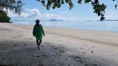 Plajda salıncakta sallanan kadın, Phuket Tayland yakınlarındaki tropikal ada Naka Adası 'nda. Naka Adası Phuket Tayland