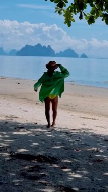 Plajda salıncakta sallanan kadın, Phuket Tayland yakınlarındaki tropikal ada Naka Adası 'nda. Naka Adası Phuket Tayland