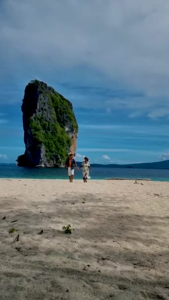 Koh Poda Krabi Tailândia Mulher Asiática Homens Europeus Caminhando Praia — Vídeo de Stock