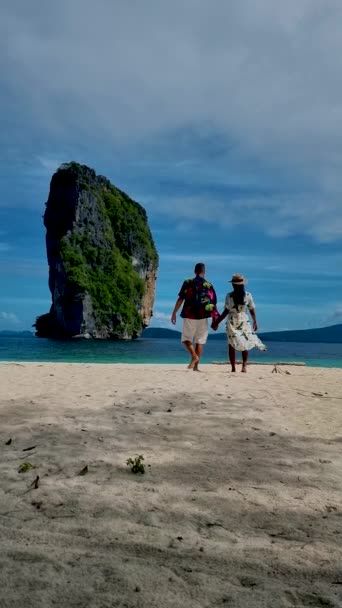 コポダクラビタイ アジアの女性とヨーロッパの男性は コポダアイランドクラビタイの熱帯ビーチを歩いています タイ王国の美しい熱帯ビーチ — ストック動画