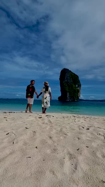 Koh Poda Krabi Tailandia Mujer Asiática Hombres Europeos Caminando Playa — Vídeos de Stock