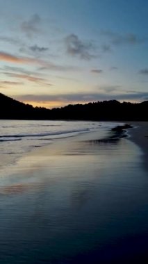 Koh Lanta Krabi Tayland 'da sahilde Kantiang Körfezi' nde günbatımı. Koh Lanta sahilinde güzel bir gün batımı.