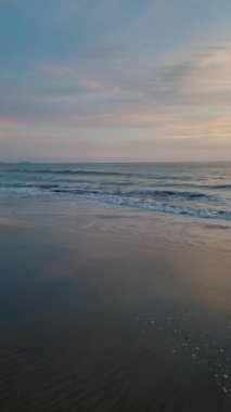Koh Lanta Krabi Tayland 'da sahilde Kantiang Körfezi' nde günbatımı. Koh Lanta sahilinde güzel bir gün batımı.