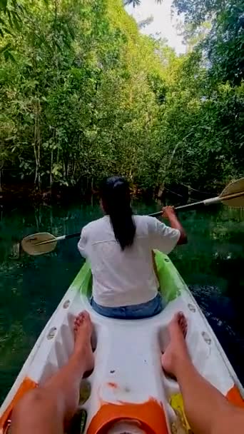 Krabi Tayland Ormanında Kayak Yapan Çift Krabi Mangrov Ormanında Tropikal — Stok video