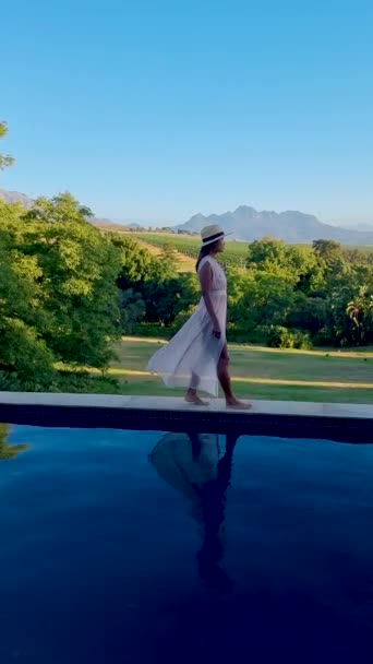 Yüzme Havuzundaki Kadınlar Güney Afrika Nın Üzüm Bağlarına Dağlarına Bakıyorlar — Stok video