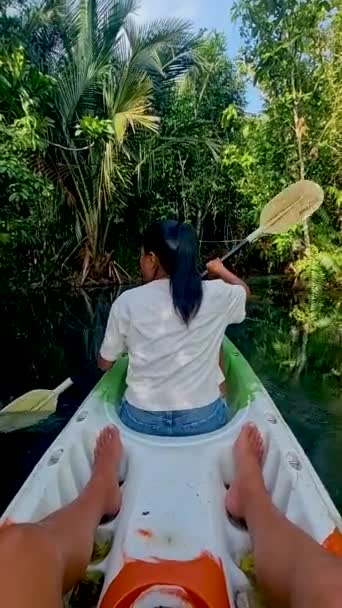 クラビ タイのジャングルのカヤックのカップル男性と女性カヤッククラビ マングローブ林の熱帯ジャングルで — ストック動画